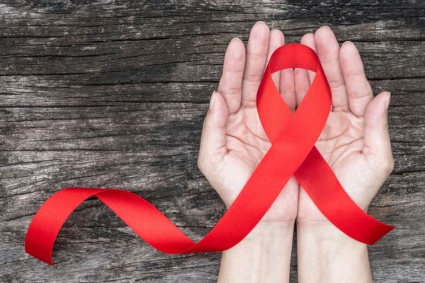 Người bán dâm có bị truy cứu trách nhiệm hình sự khi lây truyền HIV cho người mua dâm hay không?