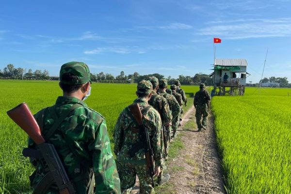 Chế độ đối với sĩ quan, quân nhân chuyên nghiệp ở các doanh nghiệp thực hiện cổ phần hoá và công ty cổ phần có vốn góp của Nhà nước do Bộ Quốc phòng làm chủ sở hữu được quy định như thế nào?