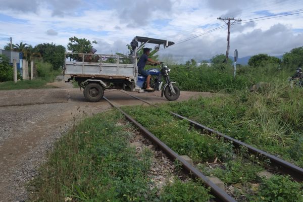 Yêu cầu về kỹ thuật của đường sắt trong phạm vi đường ngang được quy định ra sao?