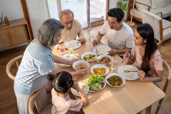 Những điều kiêng kỵ tuyệt đối không nên làm trên bàn ăn?