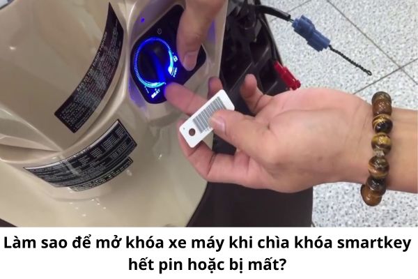 Làm sao để mở khóa xe máy khi chìa khóa smartkey hết pin hoặc bị mất?