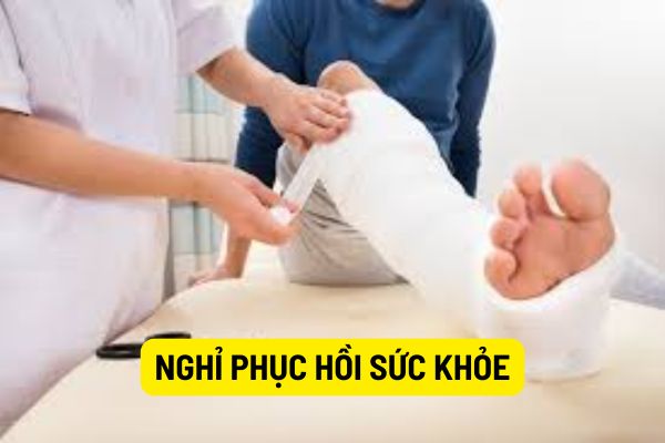 Có tính ngày nghỉ lễ vào số ngày nghỉ phục hồi sức khỏe sau khi điều trị thương tật đối với người lao động không?