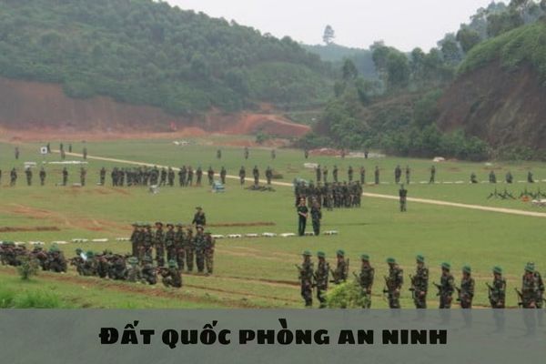 Người sử dụng đất quốc phòng an ninh kết hợp với hoạt động lao động sản xuất được chuyển nhượng quyền sử dụng đất không?