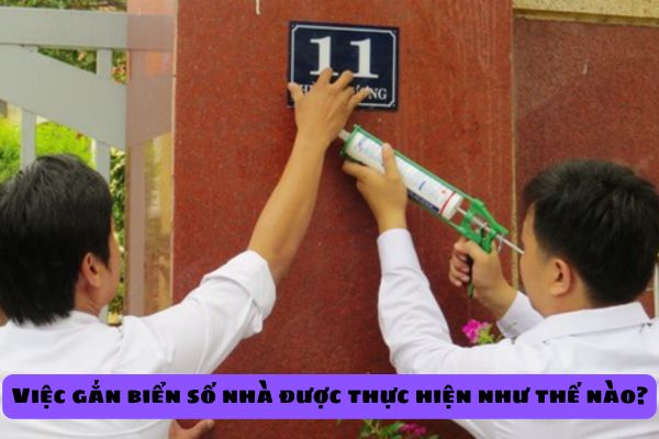 Việc gắn biển số nhà tại đường, phố, ngõ, ngách được thực hiện như thế nào?