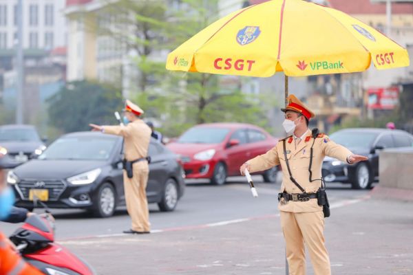 Cảnh sát giao thông được kiểm tra giấy tờ gì khi dừng xe người điều khiển phương tiện giao thông đường bộ từ năm 2025