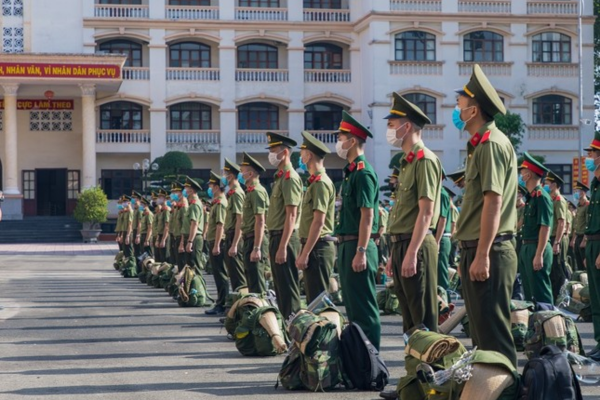 Cấp bậc hàm cao nhất đối với chức vụ, chức danh của sĩ quan Công an nhân dân? Ai có thẩm quyền giáng, tước cấp bậc hàm?