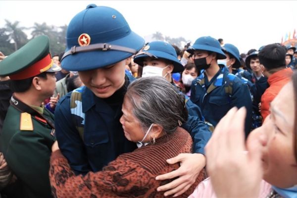 Đối tượng không áp dụng chế độ đối với gia đình, thân nhân hạ sĩ quan, chiến sĩ đang phục vụ có thời hạn trong công an được quy định như thế nào?