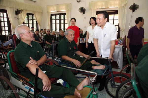 Hồ sơ di chuyển hồ sơ thông tin cá nhân của người có công với cách mạng tới địa phương khác được quy định như thế nào?