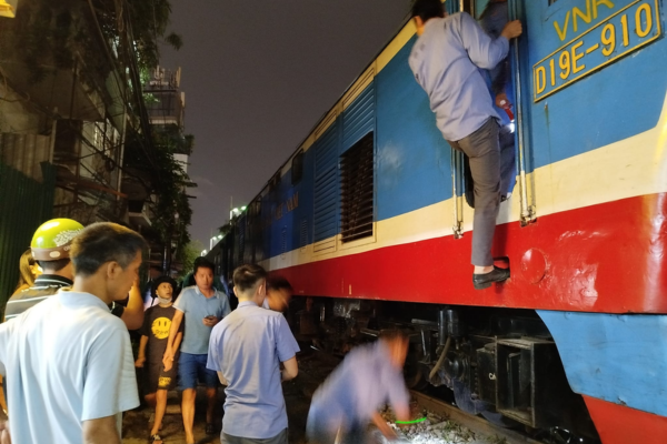 Khi xảy ra sự cố, tai nạn giao thông đường sắt đô thị thì có thể báo tin bằng những biện pháp nào?