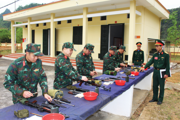 Nội dung huấn luyện về quản lý, sử dụng vũ khí, vật liệu nổ quân dụng, công cụ hỗ trợ được quy định ra sao?