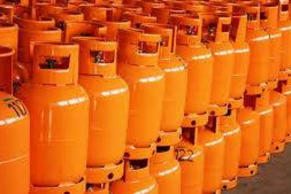 Quyền và nghĩa vụ của thương nhân có trạm nạp LPG vào phương tiện vận tải được quy định ra sao?