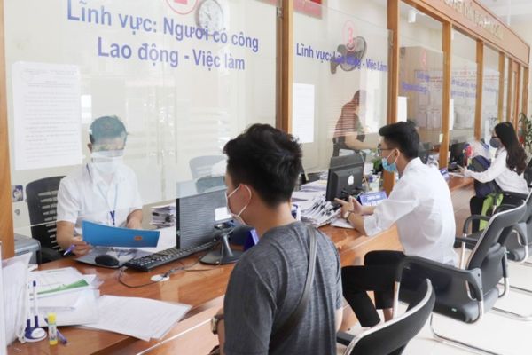 Tốt nghiệp cao đẳng thì có làm Uỷ viên chuyên trách ở TP.HCM được không?