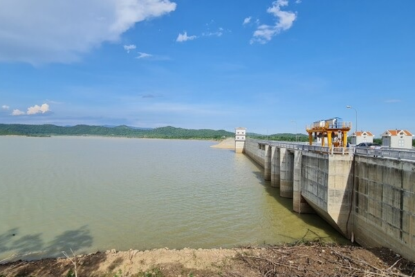 Trách nhiệm tuân thủ yêu cầu năng lực trong khai thác công trình thủy lợi được quy định như thế nào?