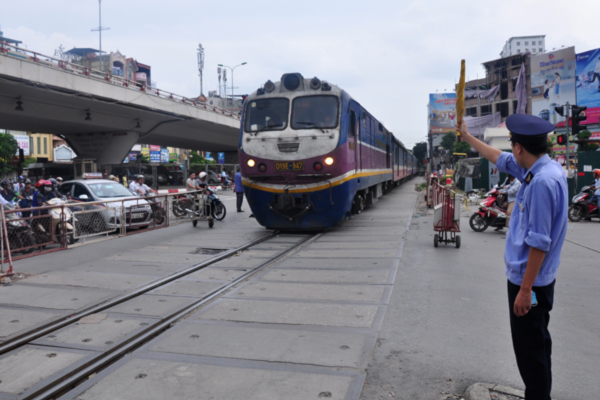 Ủy ban nhân dân cấp tỉnh nơi có vị trí nguy hiểm an toàn giao thông đường sắt chịu trách nhiệm gì trong việc quản lý lối đi tự mở?