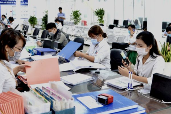 Trong trường hợp công chức, viên chức từng bị buộc thôi việc, họ có được phép hành nghề Luật sư hoặc Công chứng viên không?